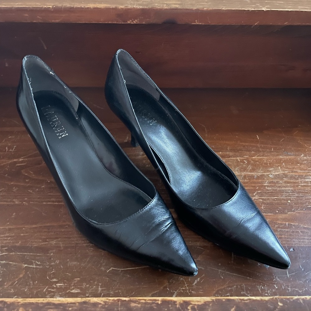 Black point-toe leather pumps